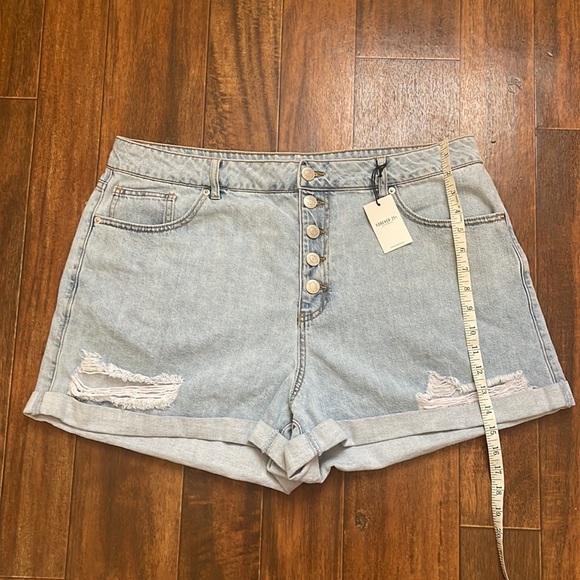 Forever 21 High Waist Light Denim Shorts - 2X - Picture 5 of 8